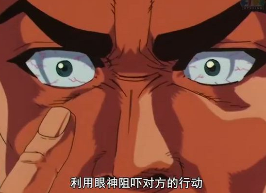 谁是拳王极具个性的猜拳道具,双方像个古代战士背靠背听口令,激烈的